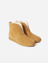 Katie Holmes shuffles her Ugg boots Katie Holmes shuffles her Ugg boots