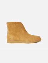 Katie Holmes shuffles her Ugg boots Katie Holmes shuffles her Ugg boots